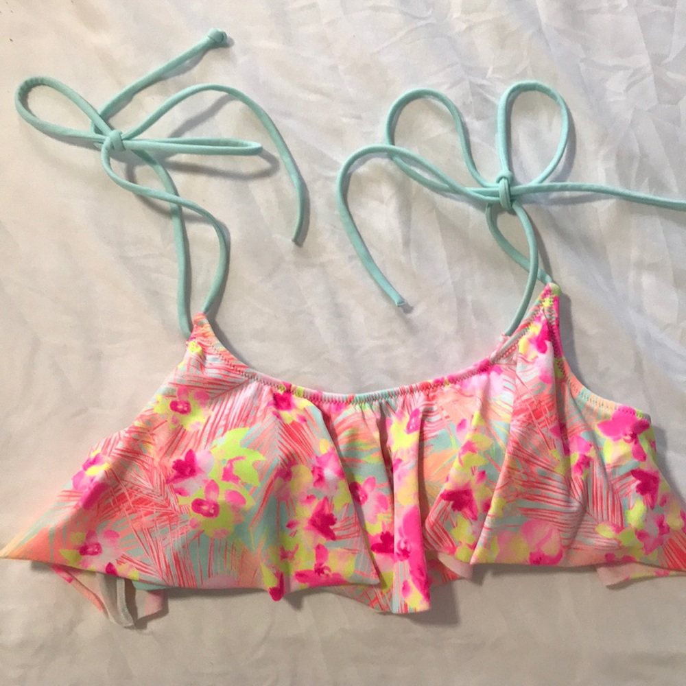 Tropical pattern flounce bikini top!